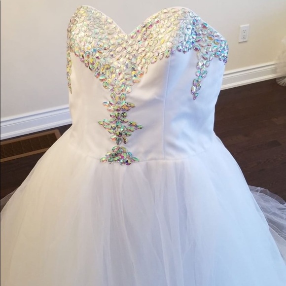 Wedding dress - Picture 1 of 8